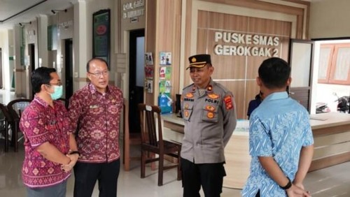 Kadinkes Buleleng, Sucipto, saat berkoordinasi di Puskesmas Gerokgak 2, Rabu (7/1/2025). (Dok. Pemkab Buleleng)
