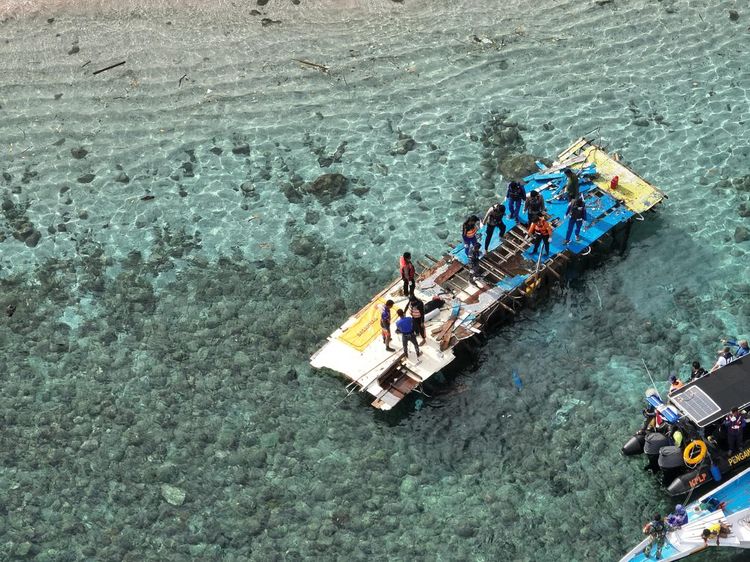 Penampakan Bangkai Kapal yang Renggut Nyawa Pelatih Valencia-3 Anaknya