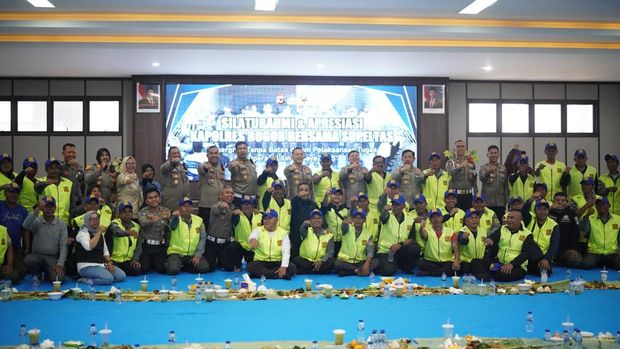 Kapolres Bogor AKBP Wikha Ardilestanto menggelar silaturahmi dan memberikan apresiasi kepada puluhan sukarelawan pengatur lalu lintas (Supeltas) di wilayah Kabupaten Bogor (dok istimewa)