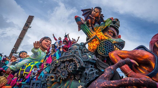 Karnaval Negros y Blancos Meriahkan Jalanan Kolombia