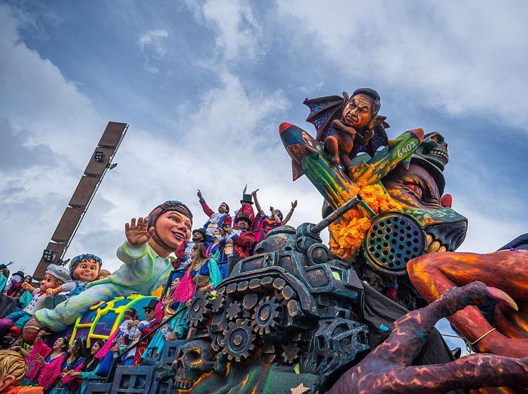 Karnaval Negros y Blancos Meriahkan Jalanan Kolombia