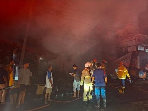 Toko ban mobil di Jalan Sidowungu, Menganti, Gresik terbakar hebat
