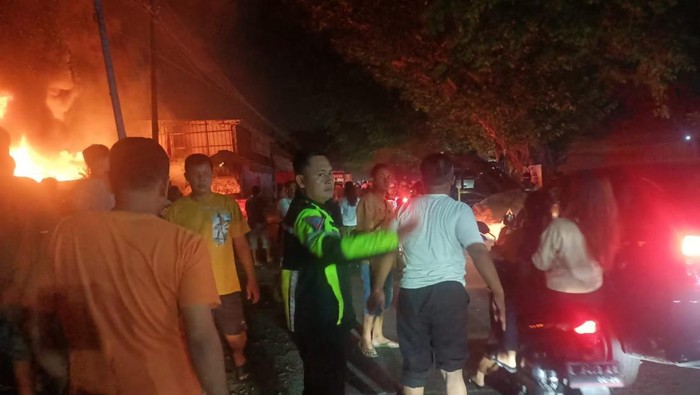 4 Motor Ludes Saat Kebakaran Hebat Toko Ban Mobil di Gresik