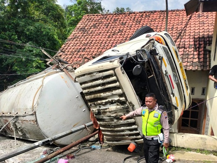 Truk Tangki Muatan Semen Terguling Timpa Balai RT di Banyumas