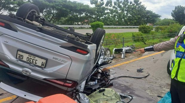 Penampakan Avanza yang terlibat kecelakaan di Tol Jombang- Mojokerto