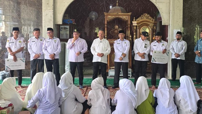 Sekolah Hanyut Terbawa Banjir Sumatera, Siswa MTs di Sumbar Ini Belajar di Masjid