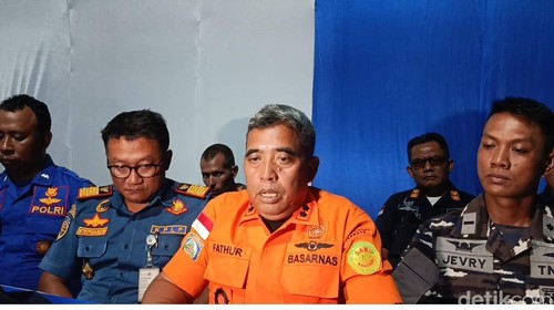 Kepala Kantor Basarnas Maumere Fathur Rahman sampaikan perpanjangan pencarian korban tenggelam KM Putri Sakinah di Pelabuhan Marina Labuan Bajo, Rabu (7/1/2026). (Foto: Ambrosius Ardin/detikBali)