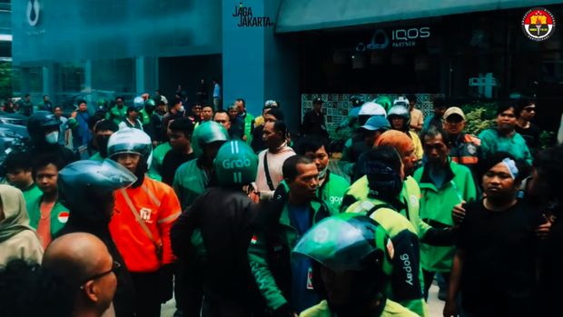 Keributan antara driver ojek online (ojol) dengan penumpang terjadi di Penjaringan, Jakut. Polisi merespons cepat agar tak terjadi keributan lebih besar. (dok Ist)