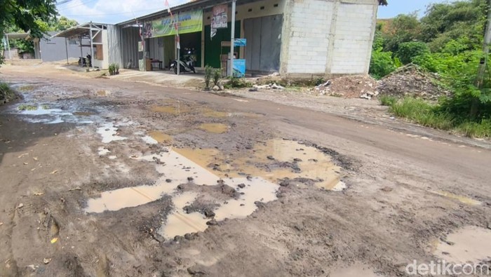 Kerusakan jalan di Kelurahan Argasunya, Kota Cirebon