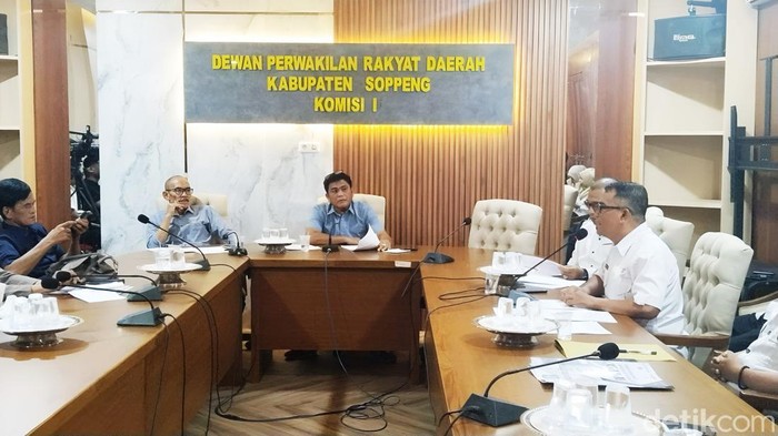 Ketua Komisi 1 DPRD Soppeng Andi Takdir memimpin RDP dengan BKPSDM soal penempatan PPPK paruh waktu.