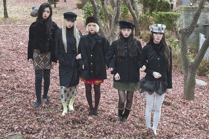 Teaser foto comeback KiiiKiii buat album Delulu Pack.