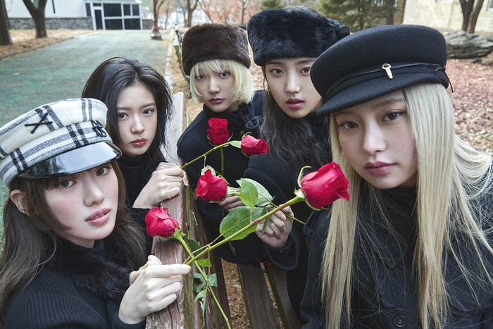 Teaser foto comeback KiiiKiii buat album Delulu Pack.