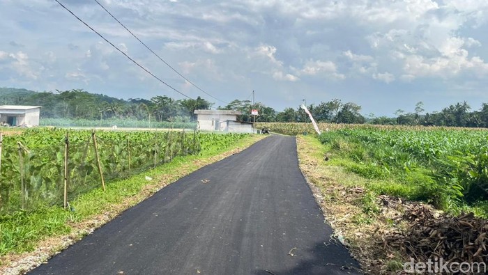 Viral Jalan Aspal Baru di Karangturi Purbalingga Rusak Saat Dikorek Warga