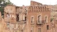 Usai perang berakhir, rezim Francisco Franco enggan membangun ulang kembali Belchite yang sudah hancur lebur. Ia memilih mendirikan kota baru tepat di sebelahnya yang kini dikenal sebagai Belchito Nuevo, sedangkan Belchite yang telah hancur lebur dibiarkan terlantar selama puluhan tahun. Foto: Wikimedia Commons/CCA 4.0/Ripoll531