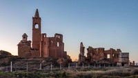 Perang Saudara Spanyol menyebabkan pertempuran di kota Belchite yang terjadi pada Agustus 1937. Meski tidak berlangsung lama, tapi dampaknya sangat besar. Hampir 80 persen bangunan di Belchite rusak berat akibat ledakan bom dan senapan mesin. Foto: Wikimedia Commons/CCA 4.0/Diego Delso
