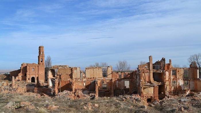Kota mati Belchite di Spanyol yang kini tinggal kenangan dan puing-puing bangunan.