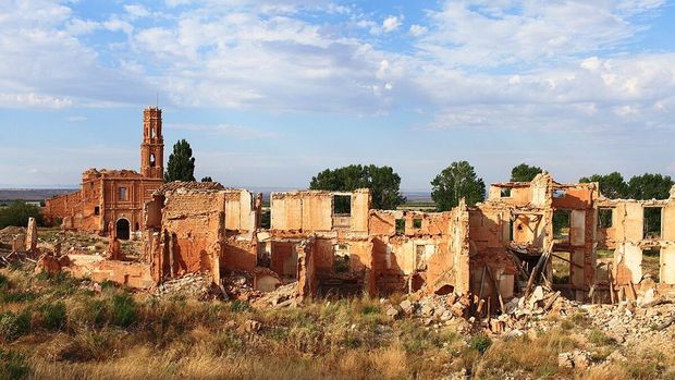 Kota Mati Belchite Kota mati Belchite di Spanyol yang kini tinggal kenangan dan puing-puing bangunan.