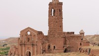 Ada sejumlah bangunan yang masih berdiri walah kondisinya sudah rusak parah, salah satunya Gereja Iglesia de San Martin de Tours. Gereja yang dibangun pada abad ke-14 itu sudah tak berbentuk lagi, bagian atap dan kubahnya runtuh akibat ledakan bom, sedangkan sebagian fasad dan dindingnya masih berdiri sebagian. Foto: Wikimedia Commons/CCA 4.0/Ripoll531