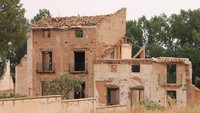 Banyak rumah penduduk di Belchite yang dibangun dari batu bata merah mengalami rusak berat. Bahkan beberapa bangunan sudah rata dengan tanah akibat perang. Foto: Wikimedia Commons/CCA 4.0/Ripoll531