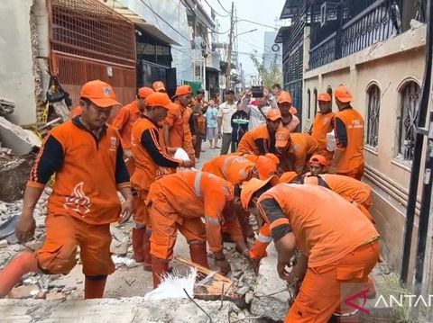 Ledakan yang dipicu kebocoran tabung gas terjadi di Jakbar. Seorang ibu rumah tangga terlempar ke luar rumah hingga terluka parah. (ANTARA/Risky Syukur) Ledakan yang dipicu kebocoran tabung gas terjadi di Jakbar. Seorang ibu rumah tangga terlempar ke luar rumah hingga terluka parah. (ANTARA/Risky Syukur)