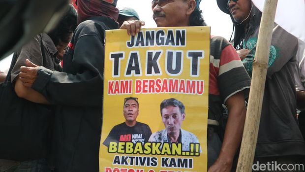 Masa pendukung Teguh dan Botok yang hadir di persidangan di PN Pati, Rabu (7/1/2026).