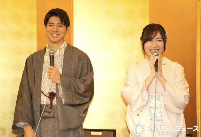 Dalam suasana formal khas Jepang, Matsui dan Tsujimoto mengenakan kimono dan tampil berdampingan di depan byōbu atau layar emas, simbol acara pernikahan di Jepang. Dalam momen tersebut, keduanya mengabarkan akan menikah di 2026 ini. Dalam sesi yang sama, Matsui dan Tsujimoto berbagi  kisah perjalanan cinta mereka. Foto: dok. Oricon