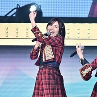 Melalui seorang kenalan, mereka akhirnya berbincang lewat telepon. Tsujimoto, yang dikenal menyukai kegiatan berkemah, menyarankan Matsui untuk mencoba camping sebagai cara memulihkan semangat.  “Saya hanya ingin menyampaikan betapa menyenangkannya berkemah,” katanya.  Foto: dok. Instagram @jurinamatsui3 @tsujimoto.tatsunori.camp