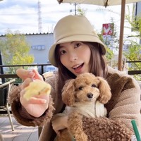 Matsui pun sempat bercanda, menanyakan kesan awal Tsujimoto terhadap dirinya. Pria 34 tahun itu kemudian menjawab sambil tertawa, “Saya pikir dia gadis yang cukup manja. Tapi ternyata sangat berbeda.”  Ia juga mengaku sempat merasa ‘iri’ dalam arti positif melihat Matsui sukses besar di berbagai media nasional. Tsujimoto bangga dengan pencapaian calon istrinya itu. Foto: dok. Instagram @jurinamatsui3 @tsujimoto.tatsunori.camp