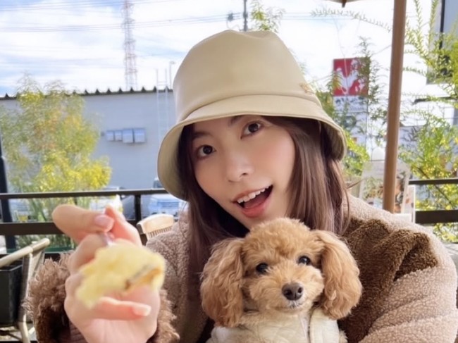 Matsui pun sempat bercanda, menanyakan kesan awal Tsujimoto terhadap dirinya. Pria 34 tahun itu kemudian menjawab sambil tertawa, “Saya pikir dia gadis yang cukup manja. Tapi ternyata sangat berbeda.”  Ia juga mengaku sempat merasa ‘iri’ dalam arti positif melihat Matsui sukses besar di berbagai media nasional. Tsujimoto bangga dengan pencapaian calon istrinya itu. Foto: dok. Instagram @jurinamatsui3 @tsujimoto.tatsunori.camp