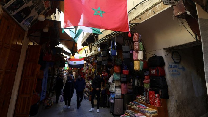 Tourists and residents walk along an alley lined with traditional shops in the ninth-century walled medina of Fes,  where shopkeepers sell handcrafted goods, in the city of Fes, Morocco, January 6, 2026. REUTERS/Amr Abdallah Dalsh