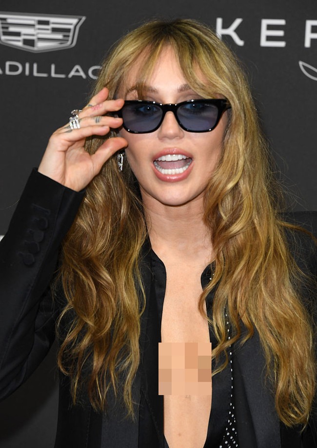 Awalnya, Miley berpose tanpa kacamata hitam. Ketika dia hendak memakai kacamata, seorang fotografer sontak berteriak agar segera melepasnya. “Tidak! Tidak! Tidak! Tidakkk!” serunya yang kemudian diikuti nada mengeluh dari fotografer lainnya. Foto: Getty Images