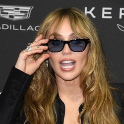 Wholesome Banget! Miley Cyrus Bantu Cukur Rambut Fans yang Kena Kanker