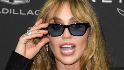 Wholesome Banget! Miley Cyrus Bantu Cukur Rambut Fans yang Kena Kanker