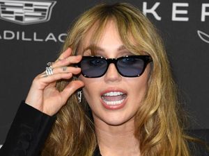 Wholesome Banget! Miley Cyrus Bantu Cukur Rambut Fans yang Kena Kanker
