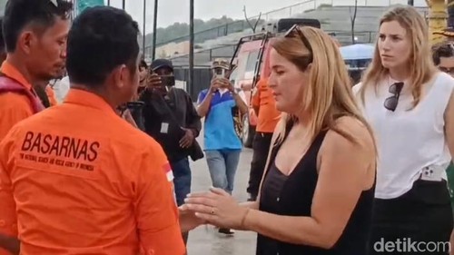 Momen saat istri pelatih sepakbola wanita Valencia CF, Martin Carreras Fernando, menyalami personel tim SAR gabungan di Pelabuhan Marina Labuan Bajo, Manggarai Barat, NTT. (Foto: Ambrosius Ardin/detikBali)