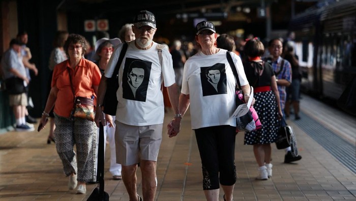 Penggemar Elvis Presley berangkat dari Sydney dengan Elvis Express menuju Parkes untuk mengikuti perayaan Elvis terbesar di dunia. REUTERS/Hollie Adams