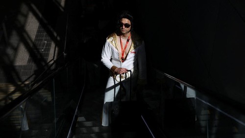 Penggemar Elvis Presley berangkat dari Sydney dengan Elvis Express menuju Parkes untuk mengikuti perayaan Elvis terbesar di dunia. REUTERS/Hollie Adams
