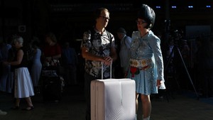 Setiap tahun, festival ini menarik 20.000–25.000 pengunjung, melampaui jumlah penduduk Parkes, sekaligus memberi dampak ekonomi besar bagi kota regional tersebut. REUTERS/Hollie Adams