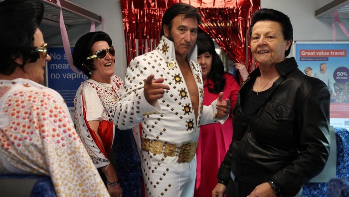 Penggemar Elvis Presley berangkat dari Sydney dengan Elvis Express menuju Parkes untuk mengikuti perayaan Elvis terbesar di dunia. REUTERS/Hollie Adams