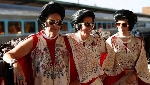 Penggemar Elvis Presley berangkat dari Sydney dengan Elvis Express menuju Parkes untuk mengikuti perayaan Elvis terbesar di dunia. REUTERS/Hollie Adams