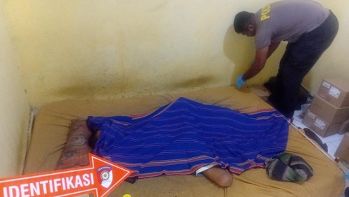 Polisi saat melakukan olah TKP di Kelurahan Kambajawa, Kecamatan Kota Waingapu, Kabupaten Sumba Timur, NTT, Selasa (6/1/2026). (Dok. AKBP Gede Harimbawa).