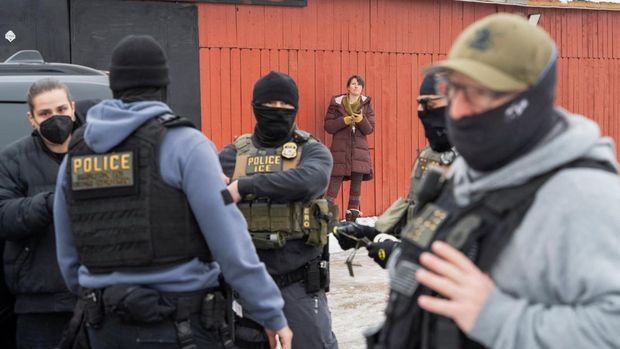 Operasi Badan Imigrasi dan Bea Cukai Amerika Serikat (ICE) secara federal kembali berlanjut di Minneapolis, Minnesota, Selasa (6/1/2026), sebagai bagian dari kebijakan imigrasi pemerintahan Presiden AS Donald Trump. Dalam penggerebekan tersebut, seorang pengamat konstitusional dilaporkan ikut diamankan sementara oleh petugas ICE di lokasi operasi. REUTERS/Tim Evans
