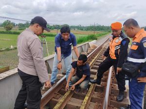 Polisi Tangkap Pencuri 108 Baut Rel Kereta Api di Blitar, 1 Buron