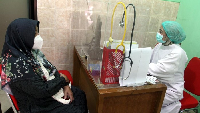 Pasien menjalani pemeriksaan saat penapisan gejala influenza di ruang penyakit menular, Puskesmas Dinoyo, Malang, Jawa Timur, Rabu (7/1/2026). Dinas Kesehatan setempat memperketat pemantauan dengan menyiagakan pengawasan Influenza Like Illness (ILI) di Puskesmas Dinoyo dan Severe Acute Respiratory Infection (SARI) di RSUD dr. Saiful Anwar, serta mengirim sampel ke Balai Besar Laboratorium Kesehatan Masyarakat (BBLKM) Surabaya menyusul adanya 23 kasus super flu di Jawa Timur yang menjadi tertinggi di Indonesia. ANTARA FOTO/Ari Bowo Sucipto/nym.