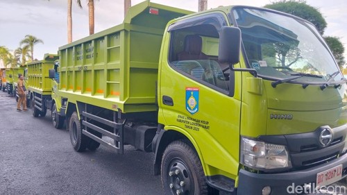 Pemkab Lombok Barat menambah delapan armada truk pengangkut sampah senilai Rp 4,4 miliar. (Foto: Dok. Pemkab Lobar)