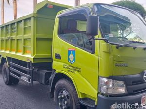 Pemkab Lombok Barat Tambah 8 Truk Pengangkut Sampah Rp 4,4 Miliar