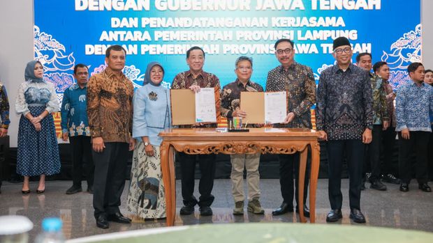 Gubernur Jateng Ahmad Luthfi dan Gubernur Lampung Rahmat Mirzani Djausal saat menyaksikan penandatanganan kerja sama di Mahan Agung, Kota Bandar Lampung.