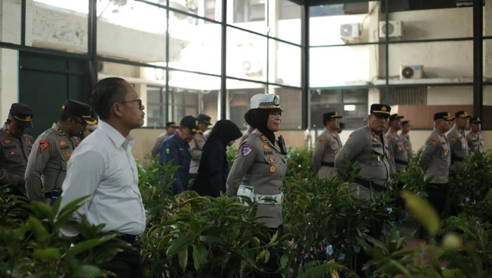 Ribuan Bibit Buah Ditanam Polisi Sumedang untuk Masa Depan Warga