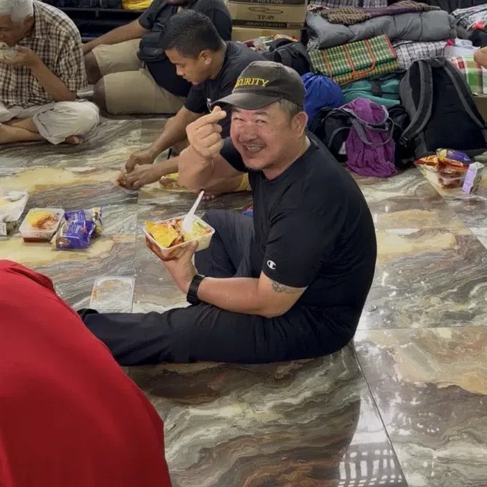 Respect! Kakek 76 Tahun Isi Masa Pensiun dengan Beri Makan Tunawisma