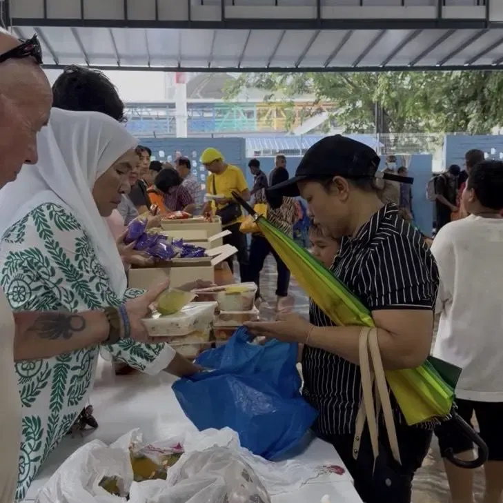 Respect! Kakek 76 Tahun Isi Masa Pensiun dengan Beri Makan Tunawisma